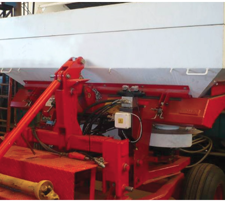 Control for drop-type spreaders with horizontal blade